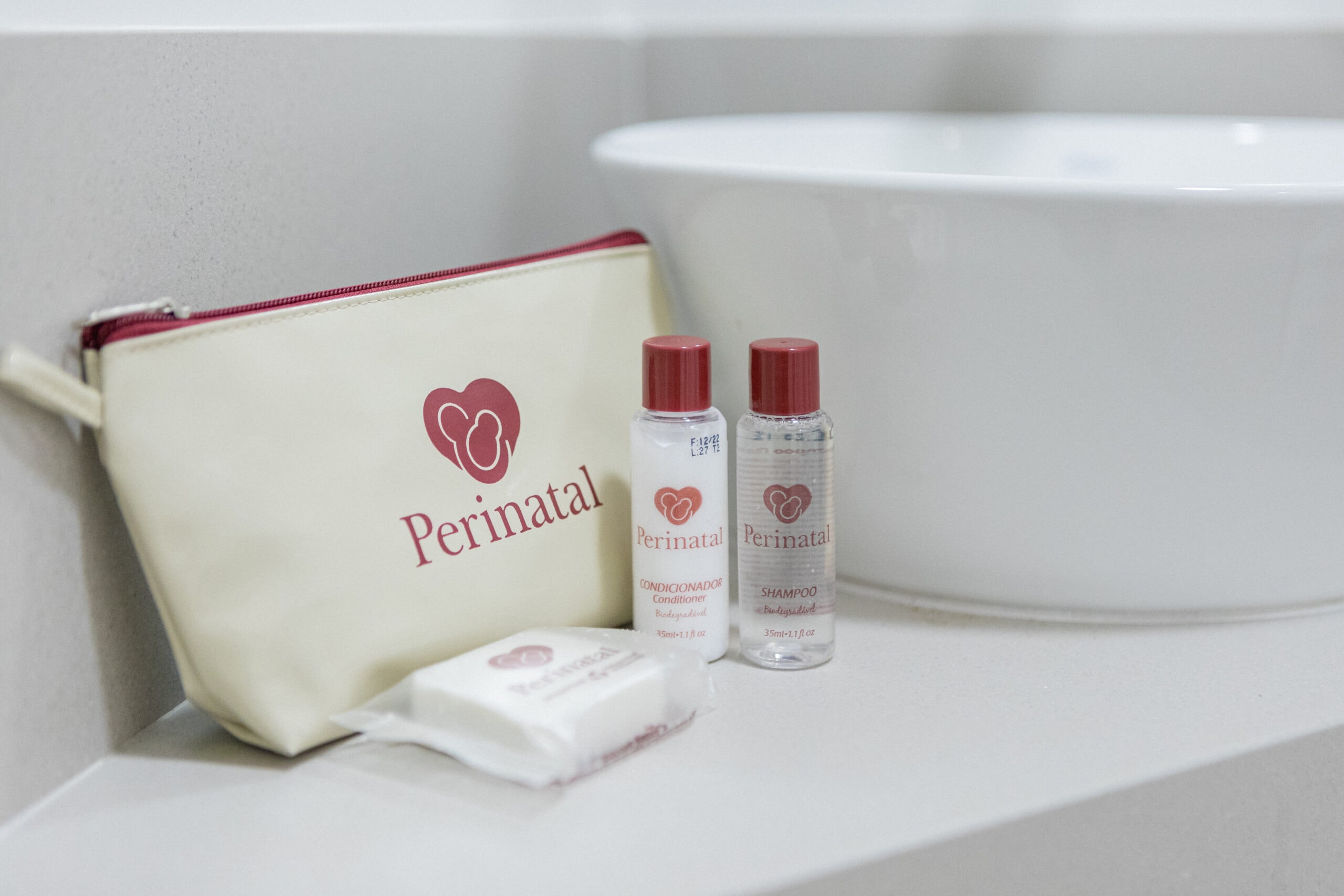 Itens de higiene como Shampoo, sabonete e necessaire da Maternidade Perinatal Glória D'Or