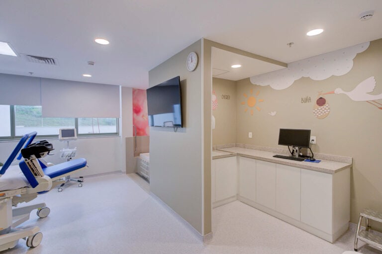 Sala de parto com banheira Maternidade Perinatal Macaé D'Or