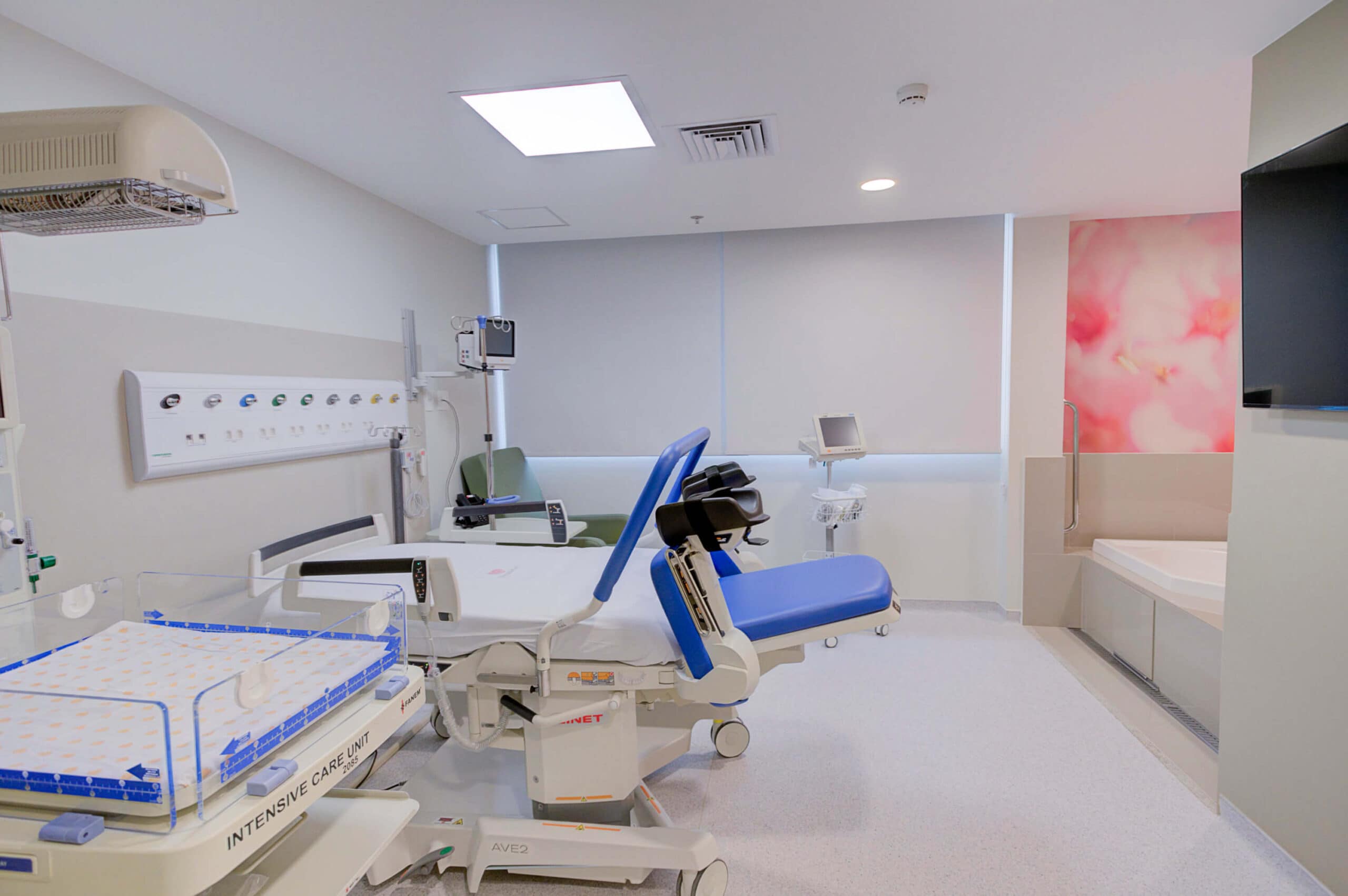Sala de parto com banheira Maternidade Perinatal Macaé D'Or