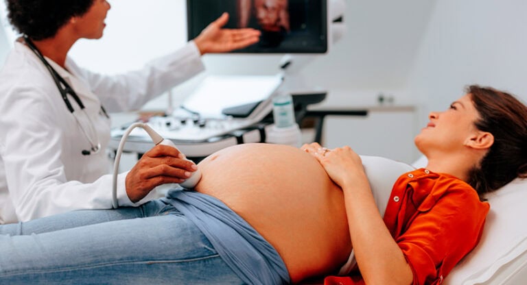 Gestante fazendo exame de ultrasonografia no pré-natal