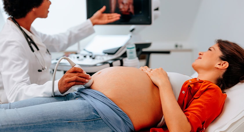Gestante fazendo exame de ultrasonografia no pré-natal