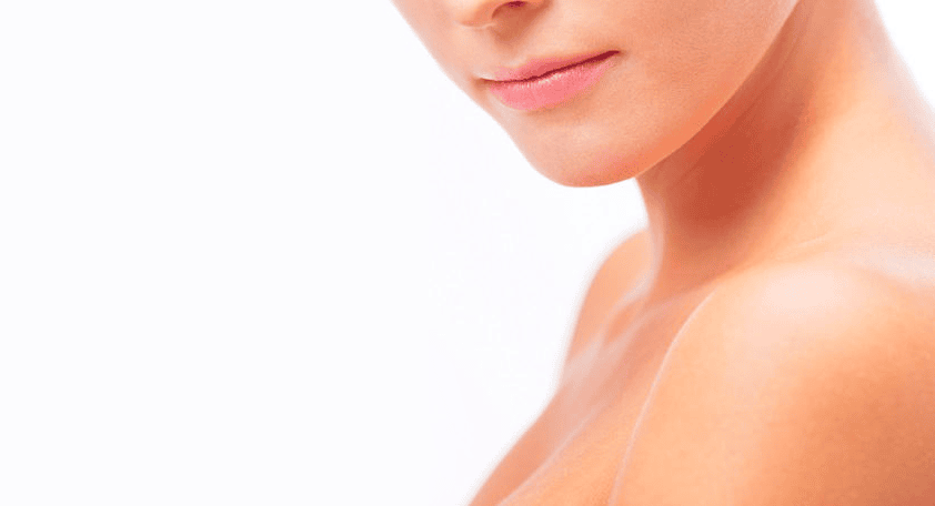 Imagem do pescoço e colo de uma mulher representando a Cirurgia Plástica da Perinaral